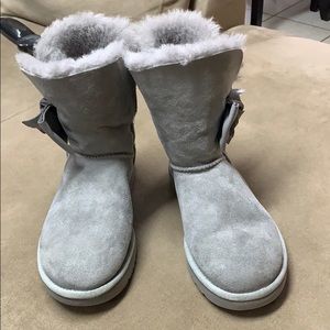Gray ugg boots with bows